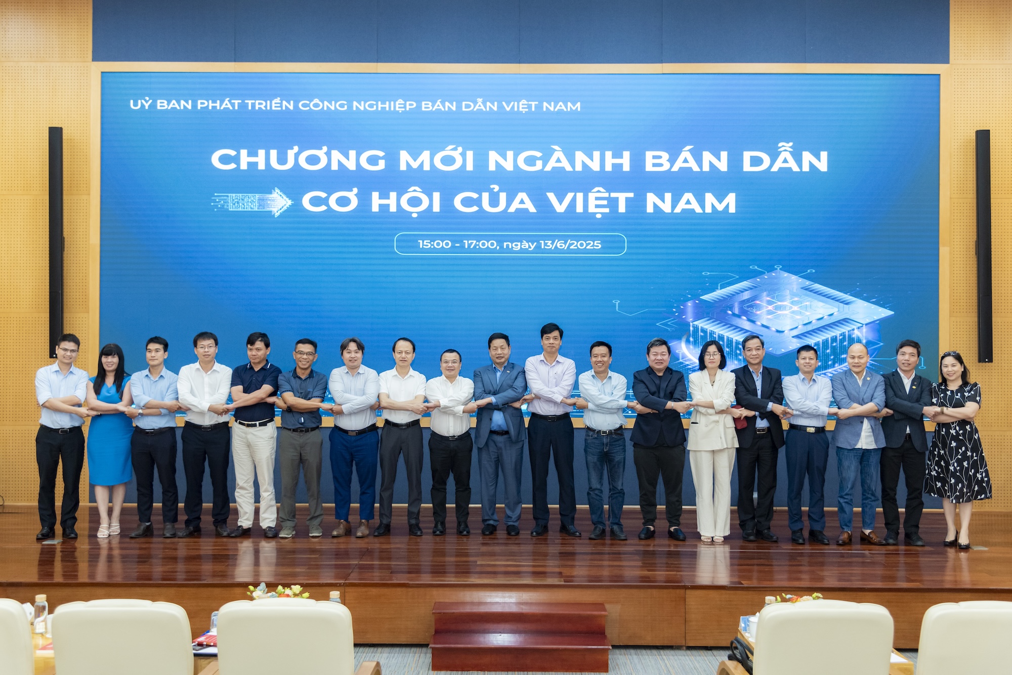 FPT từng có cơ hội làm bán dẫn cùng MediaTek nhưng đã bỏ lỡ, ông Trương Gia Bình khẳng định: "Chúng tôi không muốn lặp lại lỗi lầm đó thêm một lần nào nữa"- Ảnh 2.