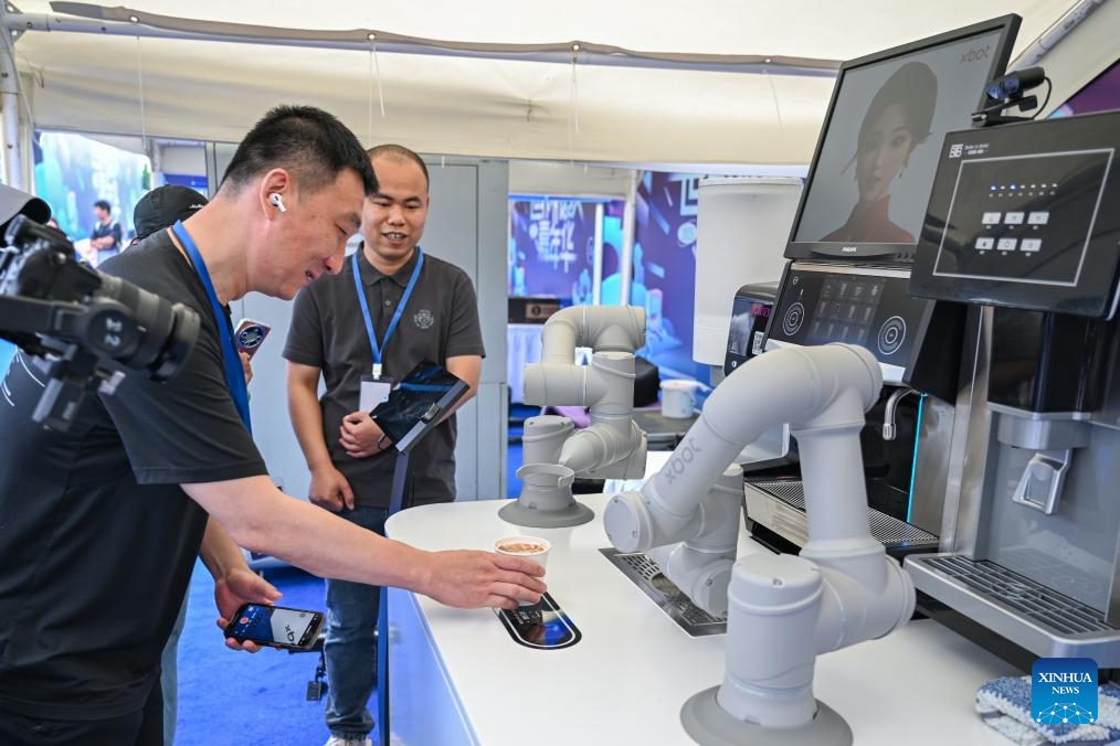 caphe-17492606412472092899757 Tận mắt xem robot pha cà phê, chơi đàn và... làm đẹp! - Ảnh 1.