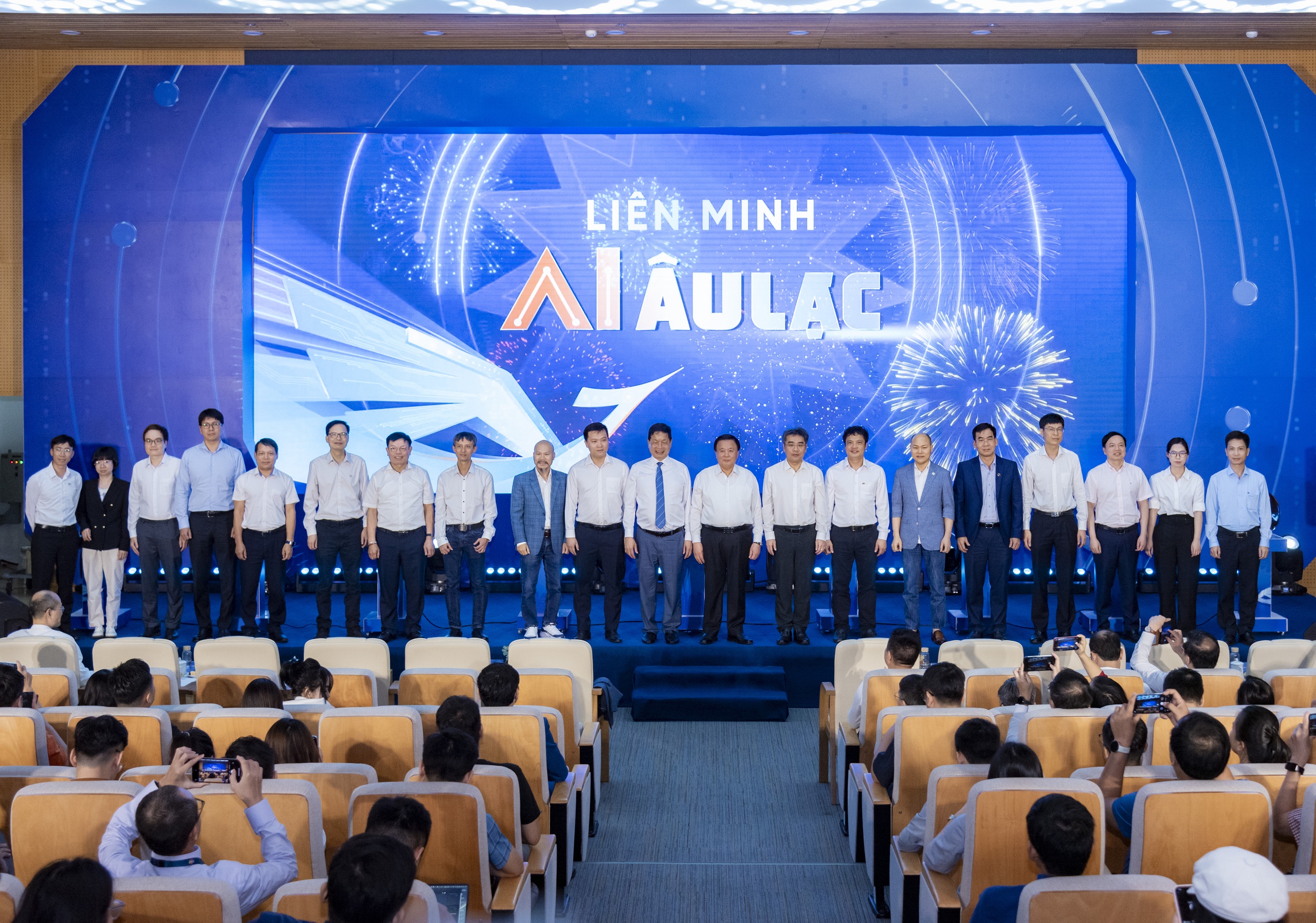 hon-20-thanh-vien-dau-tien-cua-lien-minh-ai-au-lac-tai-le-ra-mat01-17504310501431768280300 Việt Nam sắp có VietGPT - Ảnh 1.