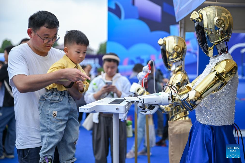 nhac-1749260783828500211835 Tận mắt xem robot pha cà phê, chơi đàn và... làm đẹp! - Ảnh 3.
