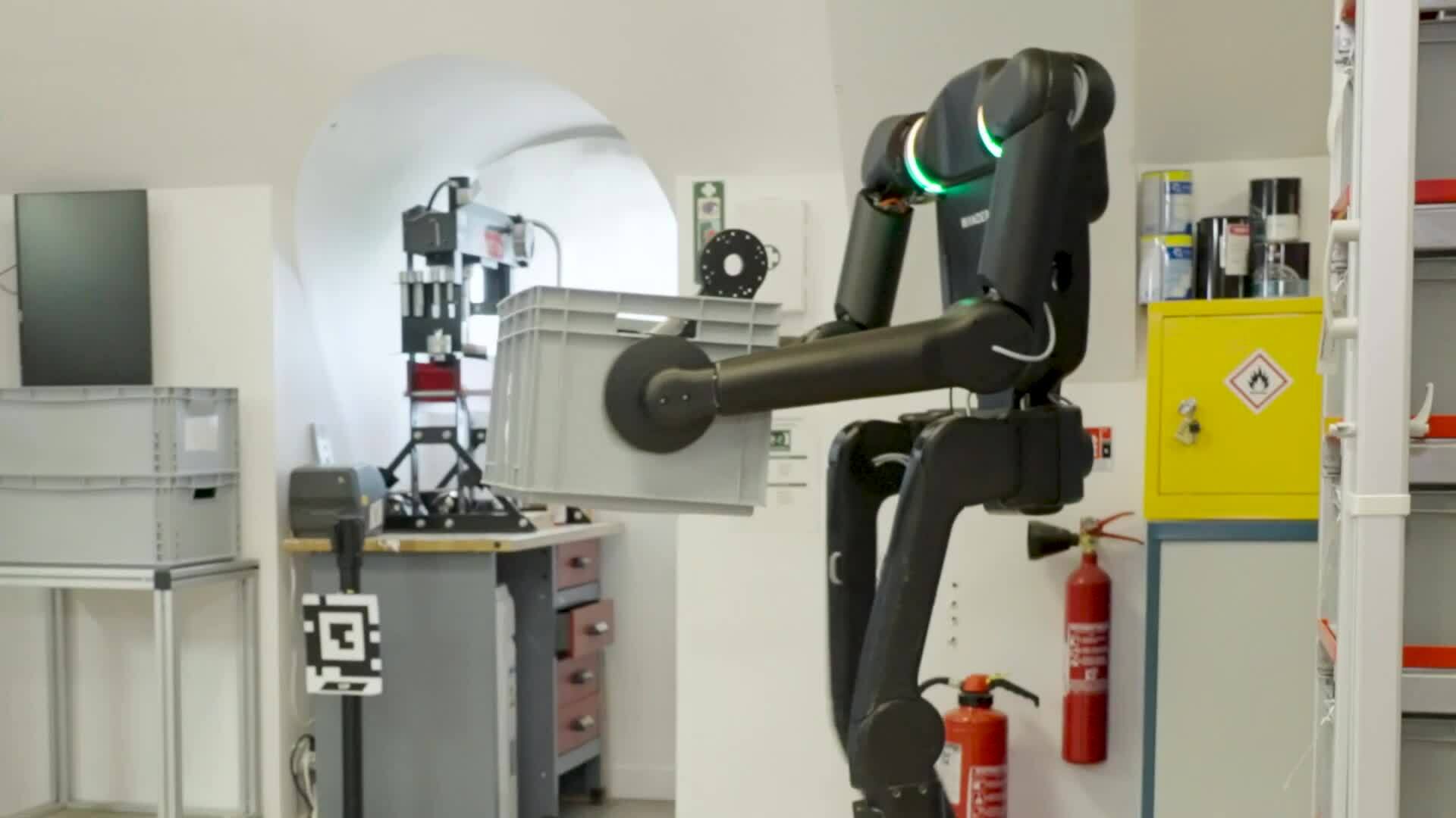 Robot hình người không đầu được chế tạo trong 40 ngày