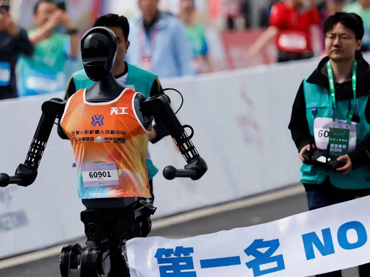 robot-hinh-nguoi-tham-gia-giai-chay-ban-marathon-e-town-tai-trung-quoc-07371188