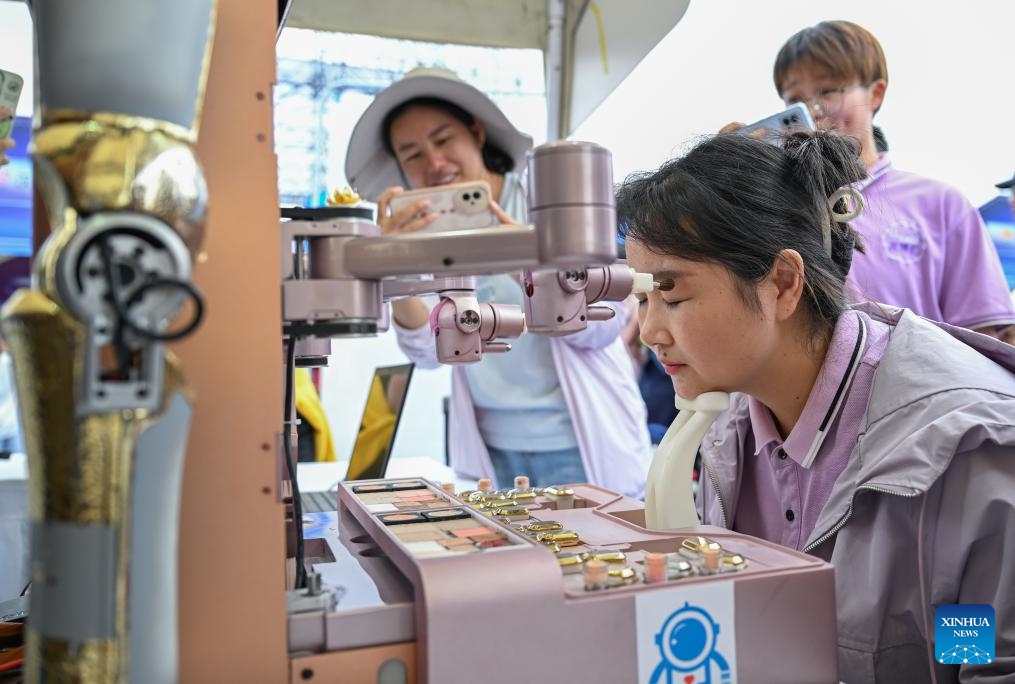 trang-diem-17492609943811872370045 Tận mắt xem robot pha cà phê, chơi đàn và... làm đẹp! - Ảnh 5.