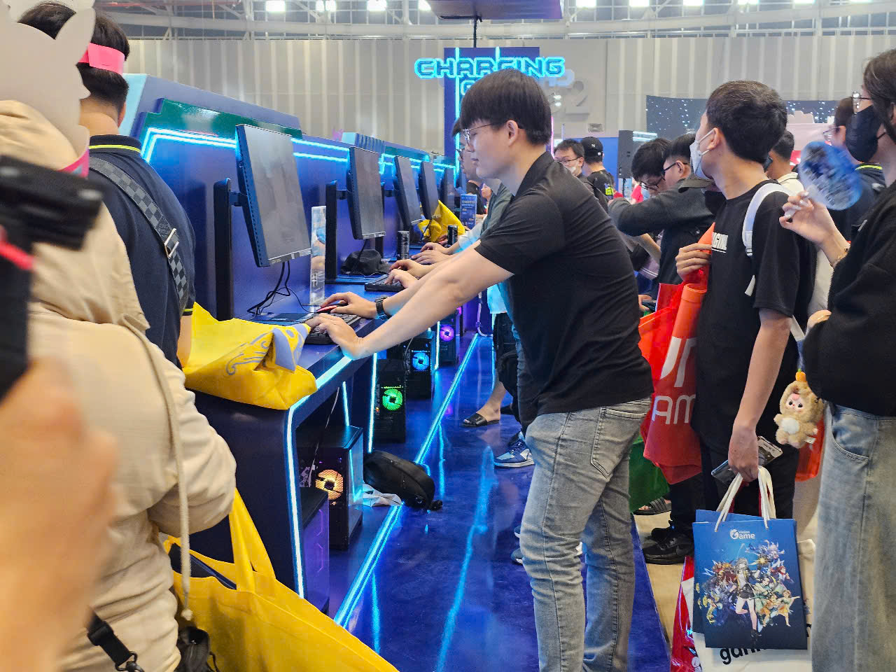 z6640231519759edfc3bd45efa5e0f0e5b012540879fda-17482411983622091862943 Hàng ngàn game thủ tụ hội tại sự kiện game lớn nhất Việt Nam năm 2025 - Ảnh 11.