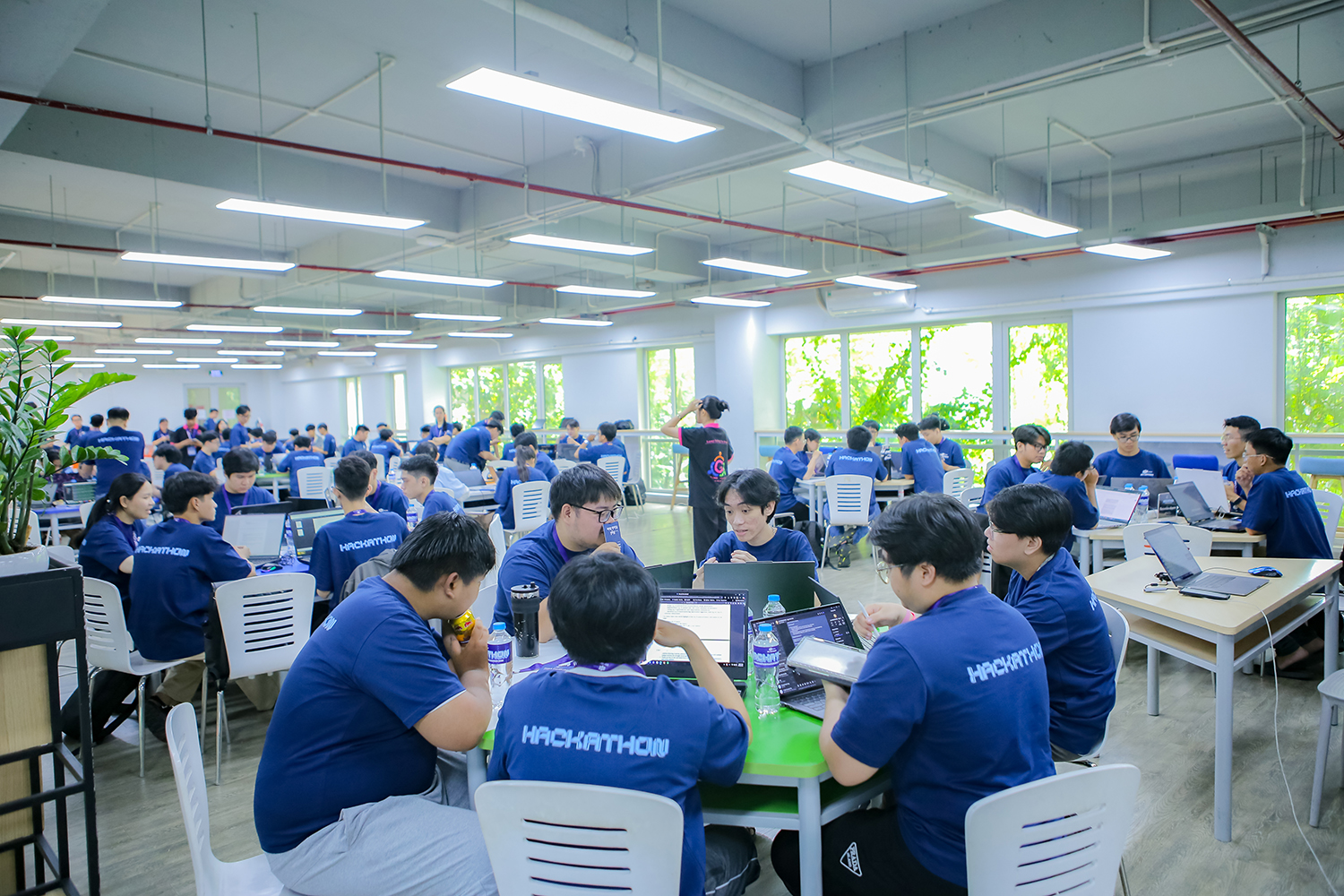 Tài trợ chính cho AI Innovation Hackathon FPT 2025, Luna Base AI mở ra kỷ nguyên mới cho lập trình viên trẻ- Ảnh 4. Tài trợ chính cho AI Innovation Hackathon FPT 2025, Luna Base AI mở ra kỷ nguyên mới cho lập trình viên trẻ- Ảnh 4.