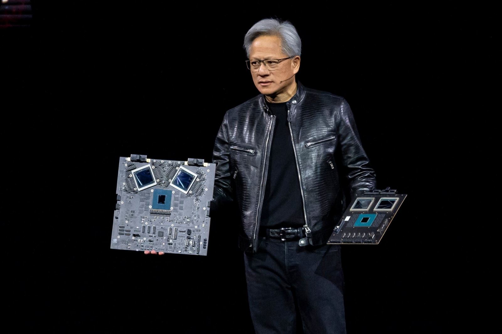 Hơn 1 tỷ USD chip AI của Nvidia bị tuồn lậu vào Trung Quốc: Mỹ siết, chợ đen vẫn “nóng rực”- Ảnh 2. Hơn 1 tỷ USD chip AI của Nvidia bị tuồn lậu vào Trung Quốc: Mỹ siết, chợ đen vẫn “nóng rực”- Ảnh 2.