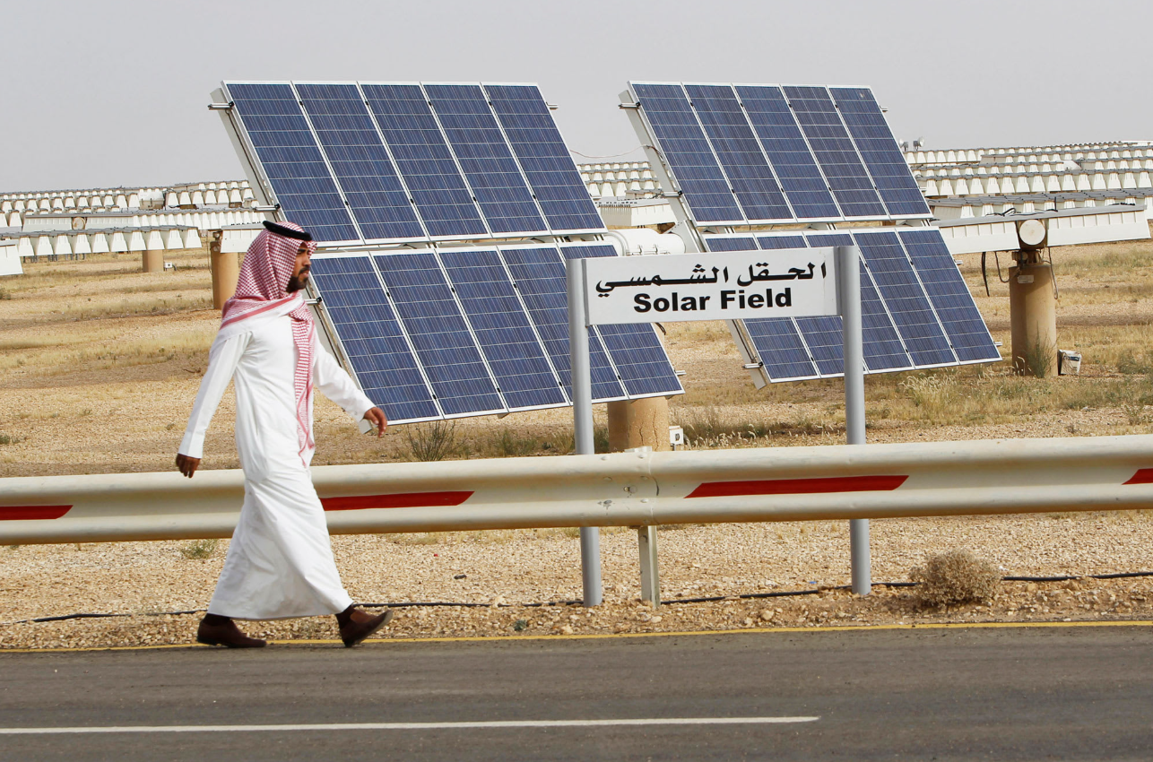 mot-canh-dong-dien-mat-troi-tai-tram-nghien-cuu-al-oyeynah-thanh-pho-khoa-hoc-va-cong-nghe-king-abdulaziz-riyadh-a-rap-xe-ut-arab-news-1752590535576426551036 Bước chuyển mình mạnh mẽ hướng tới năng lượng tái tạo ở quốc gia Trung Đông giàu dẩu mỏ - Ảnh 1.