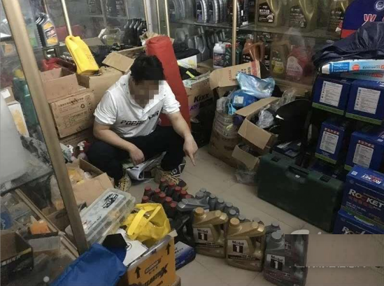 Theo dõi hàng loạt gian hàng online, cảnh sát triệt phá đường dây sản xuất dầu nhớt giả gần 400 tỷ đồng, lợi nhuận 500%: có cả nhãn hiệu Castrol, Mobil, Shell...- Ảnh 1. Theo dõi hàng loạt gian hàng online, cảnh sát triệt phá đường dây sản xuất dầu nhớt giả gần 400 tỷ đồng, lợi nhuận 500%: có cả nhãn hiệu Castrol, Mobil, Shell...- Ảnh 1.
