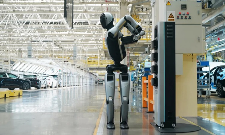 Robot hình người đầu tiên trên thế giới tự thay pin