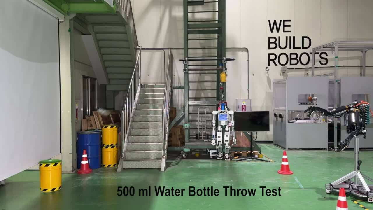 Robot hình người vượt qua thử nghiệm ném chai nước