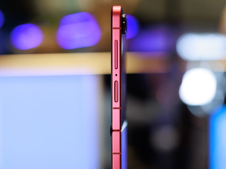 Trang mạng xã hội Apple vô tình đăng video quảng cáo... Samsung Galaxy Z Flip7- Ảnh 2. Trang mạng xã hội Apple vô tình đăng video quảng cáo... Samsung Galaxy Z Flip7- Ảnh 2.