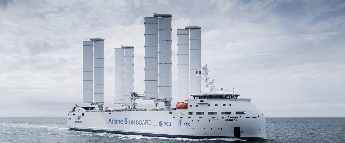 tau-cho-hang-dau-tien-tren-the-gioi-su-dung-canh-buom-oceanwings-lam-bang-composite-de-bo-tro-cho-dong-co-hybrid-diesel-dien-offshore-energy-1-1752220025058444718394 Cận cảnh con tàu đáng kinh ngạc, mượn sức gió vượt Đại Tây Dương - Ảnh 1.