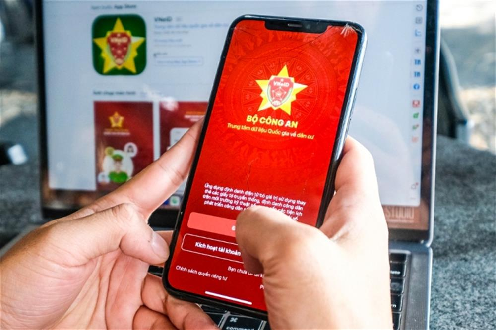 Sau sáp nhập, công an ra cảnh báo về thủ đoạn lừa đảo liên quan đến VNeID: Người dân có thể mất sạch tiền trong tài khoản- Ảnh 1. Sau sáp nhập, công an ra cảnh báo về thủ đoạn lừa đảo liên quan đến VNeID: Người dân có thể mất sạch tiền trong tài khoản- Ảnh 1.