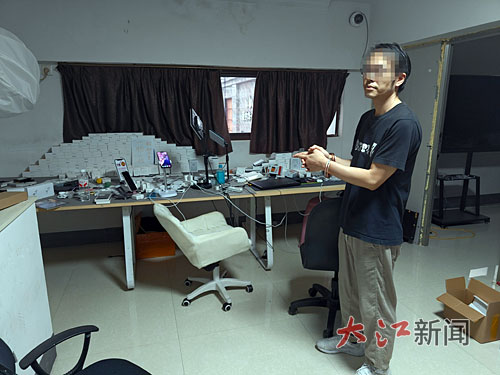 Công an đột kích 4 phòng livestream chứa hơn 20 chiếc điện thoại sáng suốt ngày đêm: phanh phui đường dây bán hàng giả trị giá 11 tỷ đồng, tịch thu 10.000 món đồ nhái- Ảnh 2.