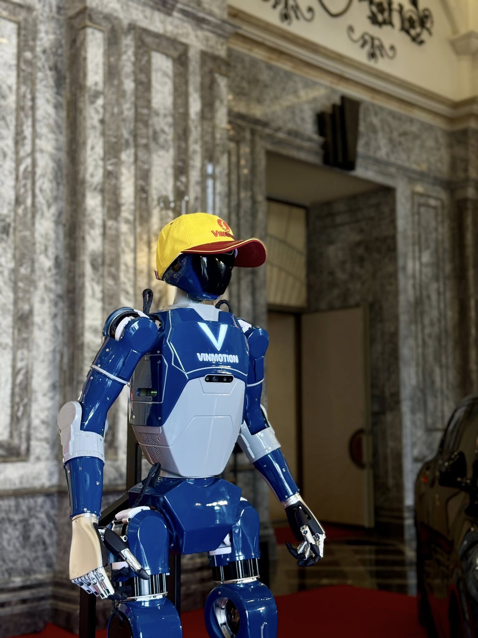 Robot hình người 'Made in Vietnam' của tỷ phú Phạm Nhật Vượng xuất hiện thực tế, nhảy chào mừng sinh nhật Tập đoàn Vingroup- Ảnh 2. Robot hình người 'Made in Vietnam' của tỷ phú Phạm Nhật Vượng xuất hiện thực tế, nhảy chào mừng sinh nhật Tập đoàn Vingroup- Ảnh 2.