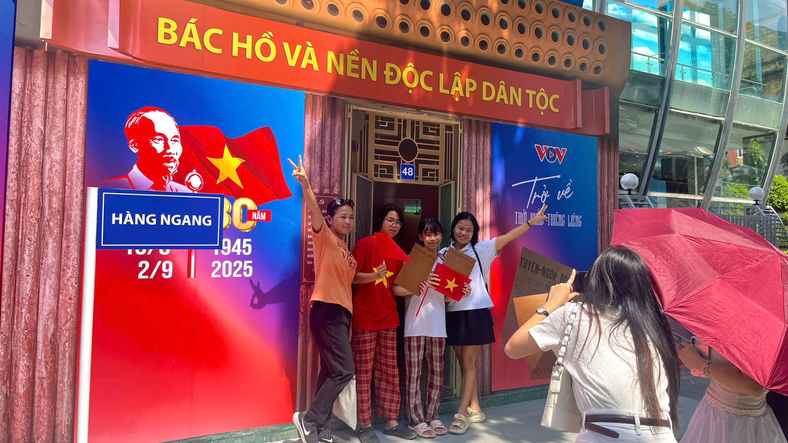 Người dân "xuyên không" cảm nhận không khí ngày Quốc khánh 2-9-1945- Ảnh 5. Người dân "xuyên không" cảm nhận không khí ngày Quốc khánh 2-9-1945- Ảnh 5.