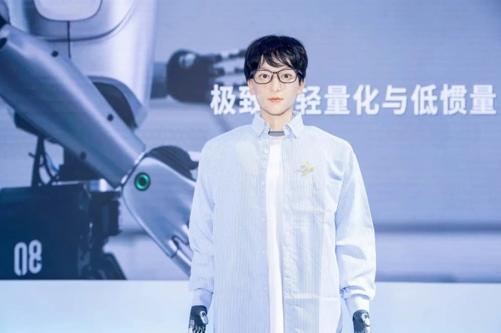 Trung Quốc cho robot đi học tiến sĩ nghệ thuật, được khen đẹp trai, nếu học không xong bị cho vào bảo tàng- Ảnh 2. Trung Quốc cho robot đi học tiến sĩ nghệ thuật, được khen đẹp trai, nếu học không xong bị cho vào bảo tàng- Ảnh 2.