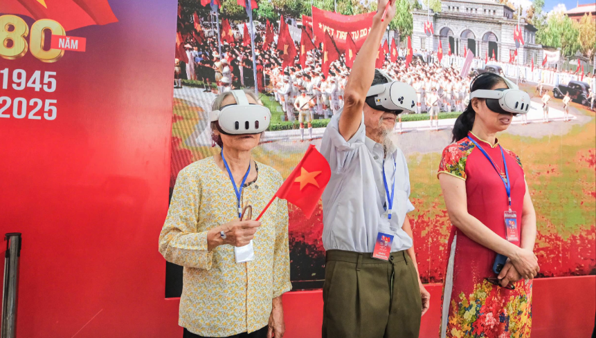 Người dân "xuyên không" cảm nhận không khí ngày Quốc khánh 2-9-1945- Ảnh 2. Người dân "xuyên không" cảm nhận không khí ngày Quốc khánh 2-9-1945- Ảnh 2.