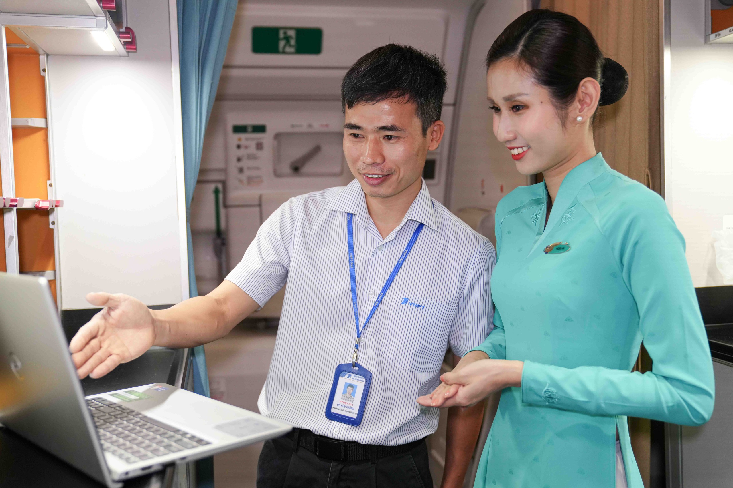 can-bo-vnpt-huong-dan-tiep-vien-trong-viec-kich-hoat-va-ket-noi-internet-1754393519148657623792 Vietnam Airlines mở “bầu trời số”: Kết nối Internet cả khi đang bay - Ảnh 2.