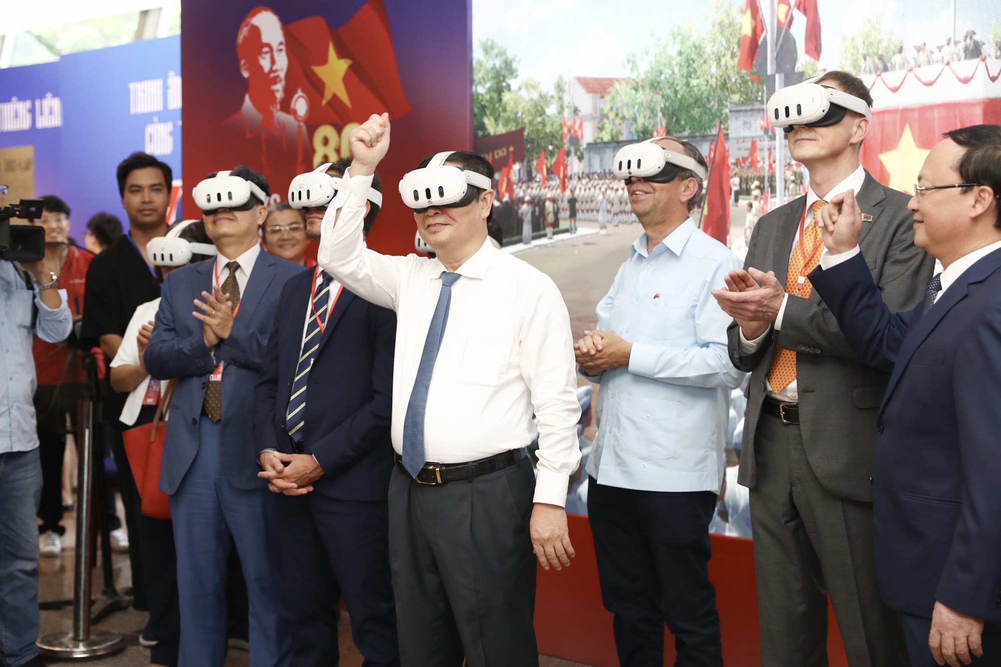 VOV ra mắt dự án VR tái hiện khoảnh khắc lịch sử 2/9: “Trở về thời khắc thiêng liêng”- Ảnh 3.