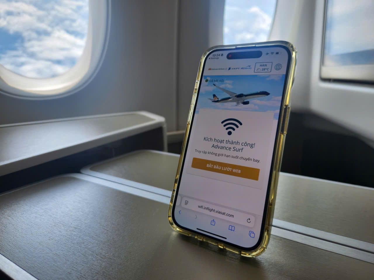 Giá internet trên máy bay Vietnam Airlines đắt rẻ ra sao so với Cathay, Emirates...?- Ảnh 1.
