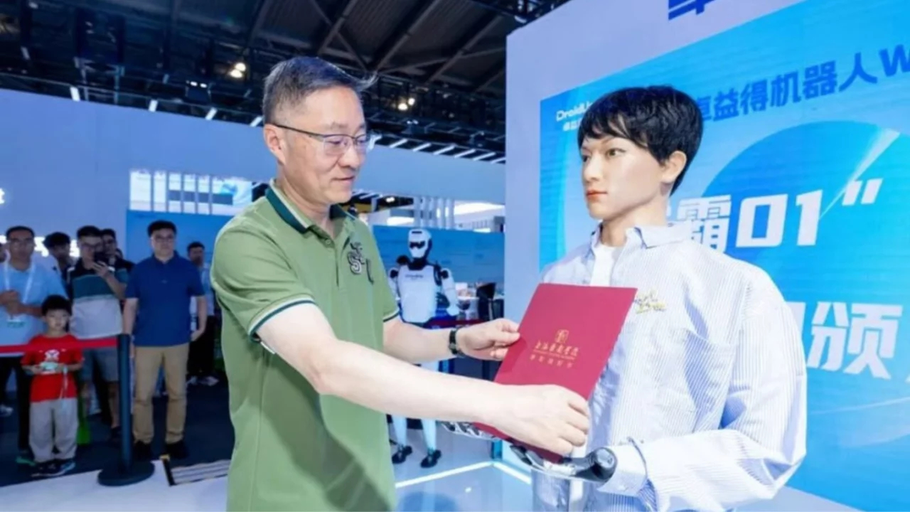 Trung Quốc cho robot đi học tiến sĩ nghệ thuật, được khen đẹp trai, nếu học không xong bị cho vào bảo tàng- Ảnh 1. Trung Quốc cho robot đi học tiến sĩ nghệ thuật, được khen đẹp trai, nếu học không xong bị cho vào bảo tàng- Ảnh 1.
