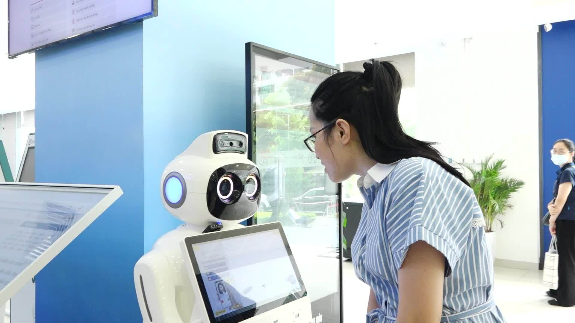 Người dân được Robot lễ tân phục vụ khi tới điểm hành chính công