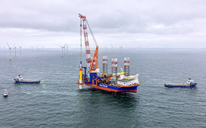 Bông hoa súng đa sắc màu từ turbine điện gió “đã nghỉ hưu” - Ảnh 2.