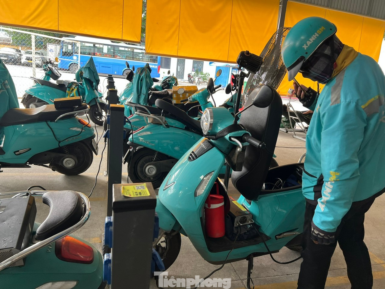 Bao giờ TPHCM 'khai tử' xe máy giao hàng chạy xăng?- Ảnh 2.