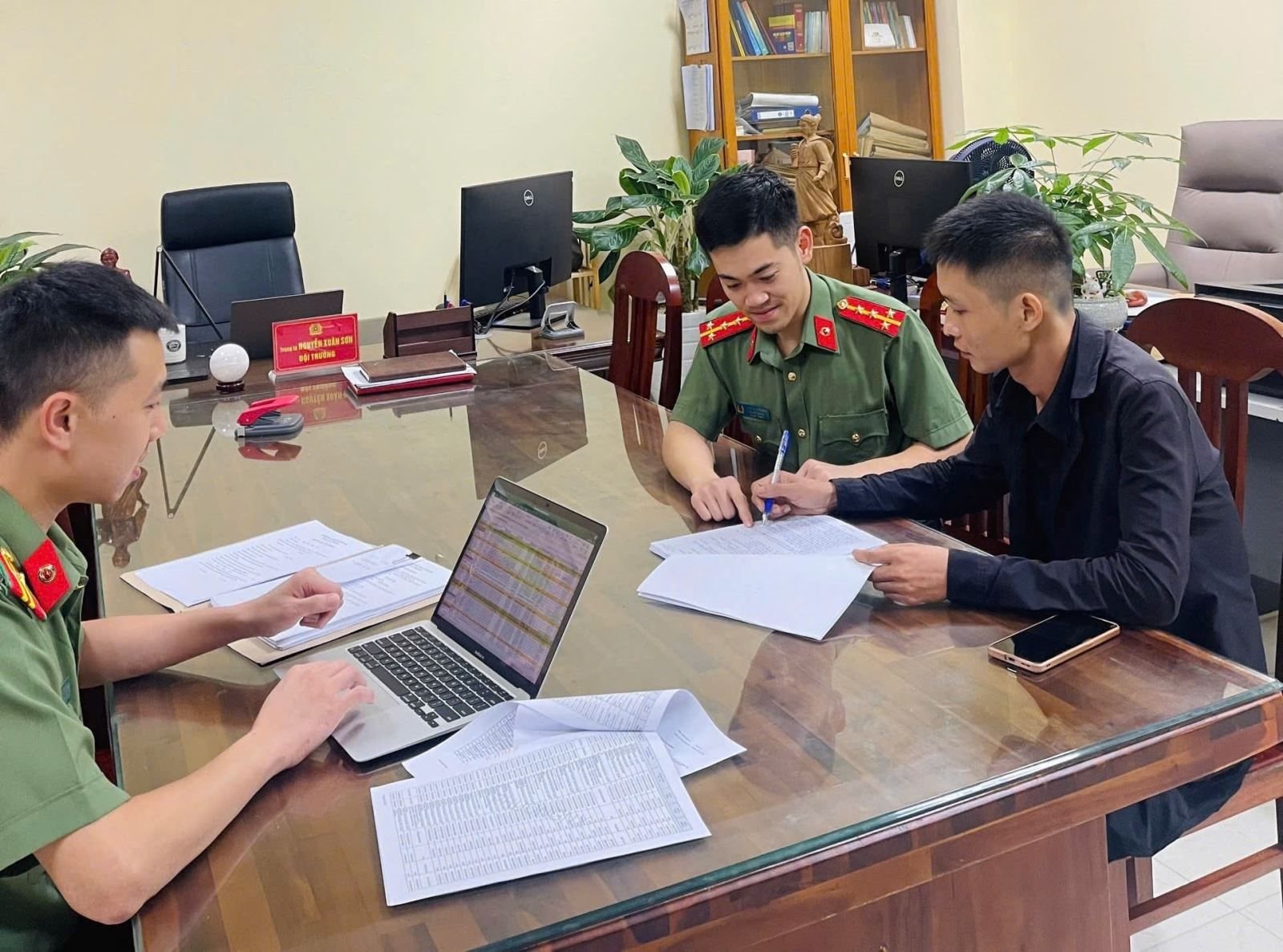 Ra lệnh tạm giam đối tượng lập 21 tài khoản Facebook, Zalo..., 8 tài khoản ngân hàng để lừa đảo nhiều người- Ảnh 1.