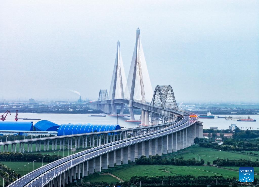 Đột phá chưa từng có của Trung Quốc: Dùng công nghệ ‘không cần’ con người xây siêu cầu dây văng lập 3 kỷ lục thế giới, riêng móng cao bằng toà nhà 24 tầng- Ảnh 1.