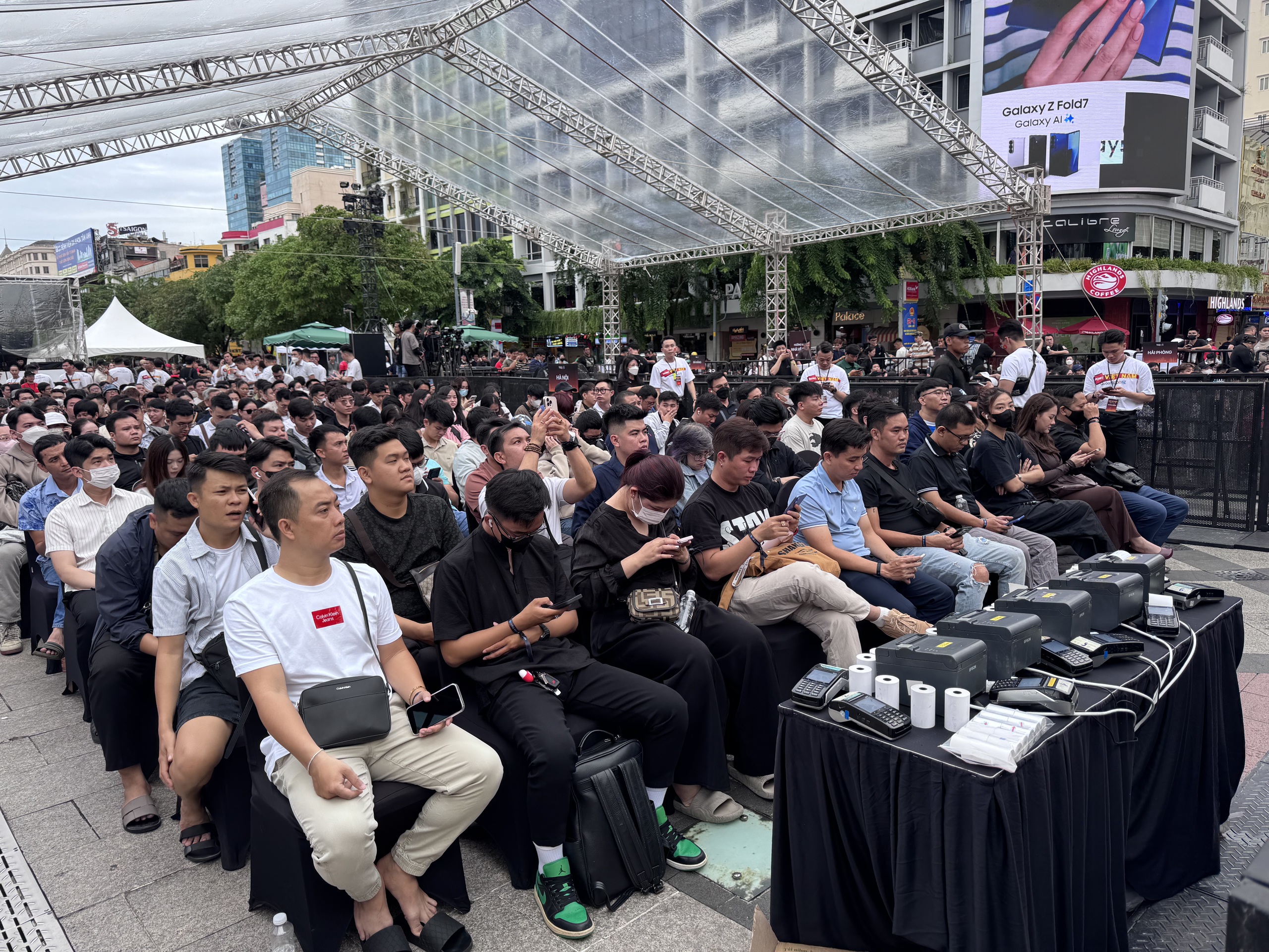 Thế Giới Di Động giao 14.500 iPhone 17 series, iPhone Air trong ngày đầu mở bán - Ảnh 2.