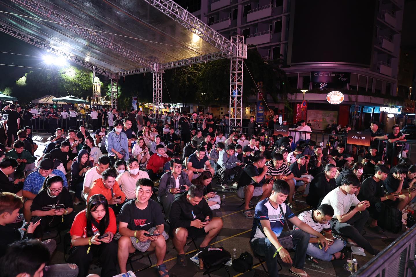 Hàng ngàn người xếp hàng từ nửa đêm chờ nhận iPhone 17- Ảnh 1.