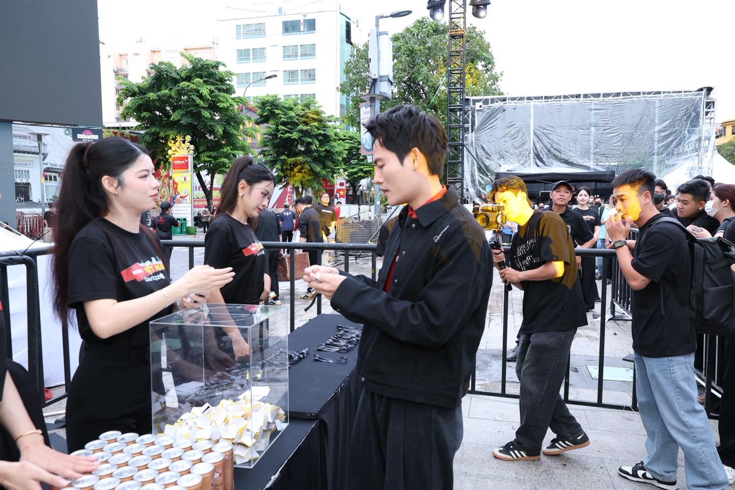 Hàng ngàn người xếp hàng từ nửa đêm chờ nhận iPhone 17- Ảnh 7.