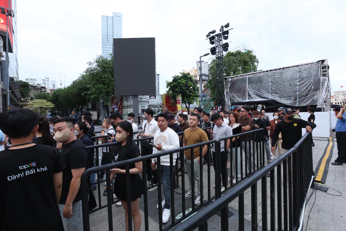 Hàng ngàn người xếp hàng từ nửa đêm chờ nhận iPhone 17- Ảnh 4.