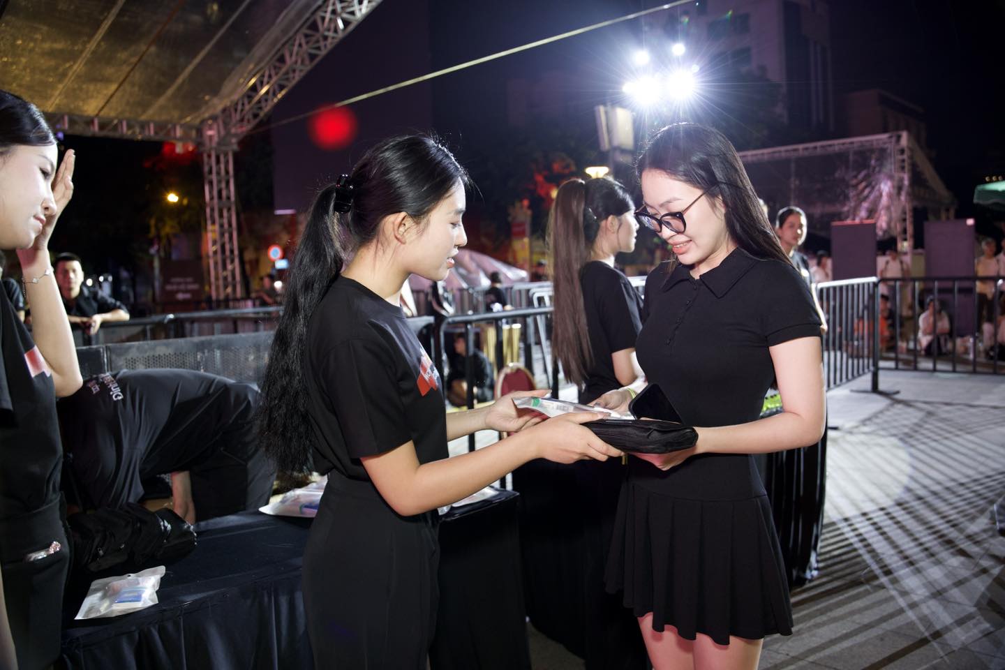 Hàng ngàn người xếp hàng từ nửa đêm chờ nhận iPhone 17- Ảnh 3.