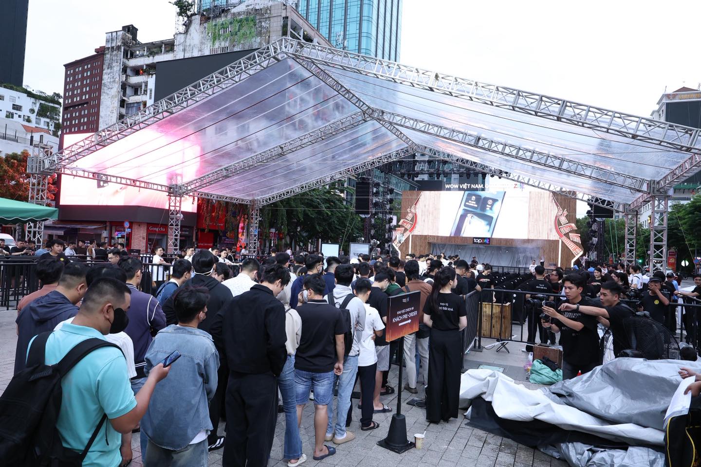 Hàng ngàn người xếp hàng từ nửa đêm chờ nhận iPhone 17- Ảnh 5.