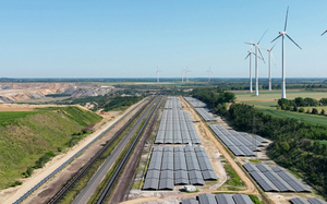 Những chiếc cột độc đáo làm nên “bức tranh” điện mặt trời đáng kinh ngạc- Ảnh 7.