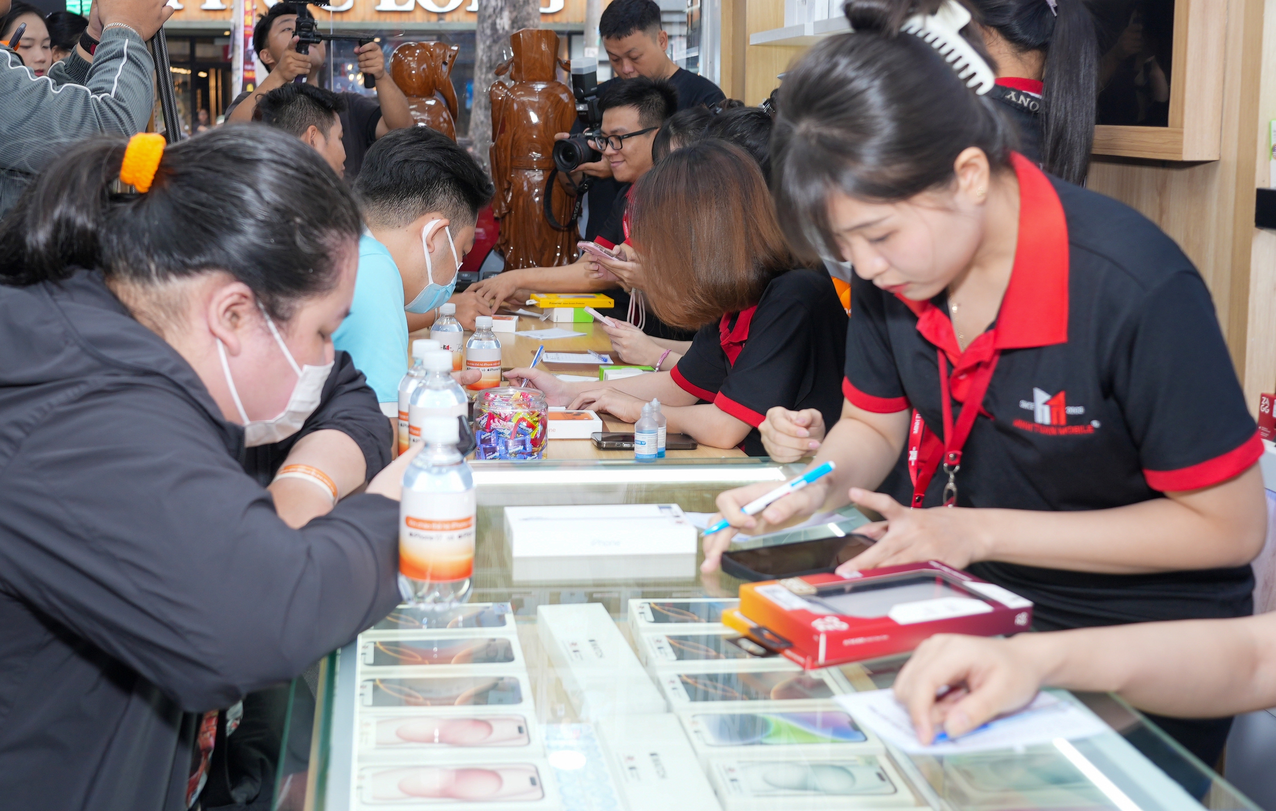 VIDEO "Đập hộp" iPhone 17 Promax tại TP HCM: Người dân chọn mua vì gì? - Ảnh 14.