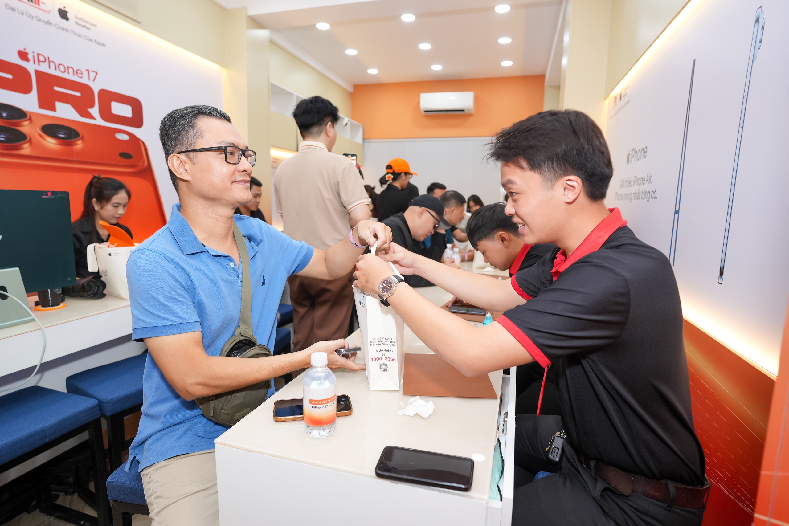 VIDEO "Đập hộp" iPhone 17 Promax tại TP HCM: Người dân chọn mua vì gì? - Ảnh 11.