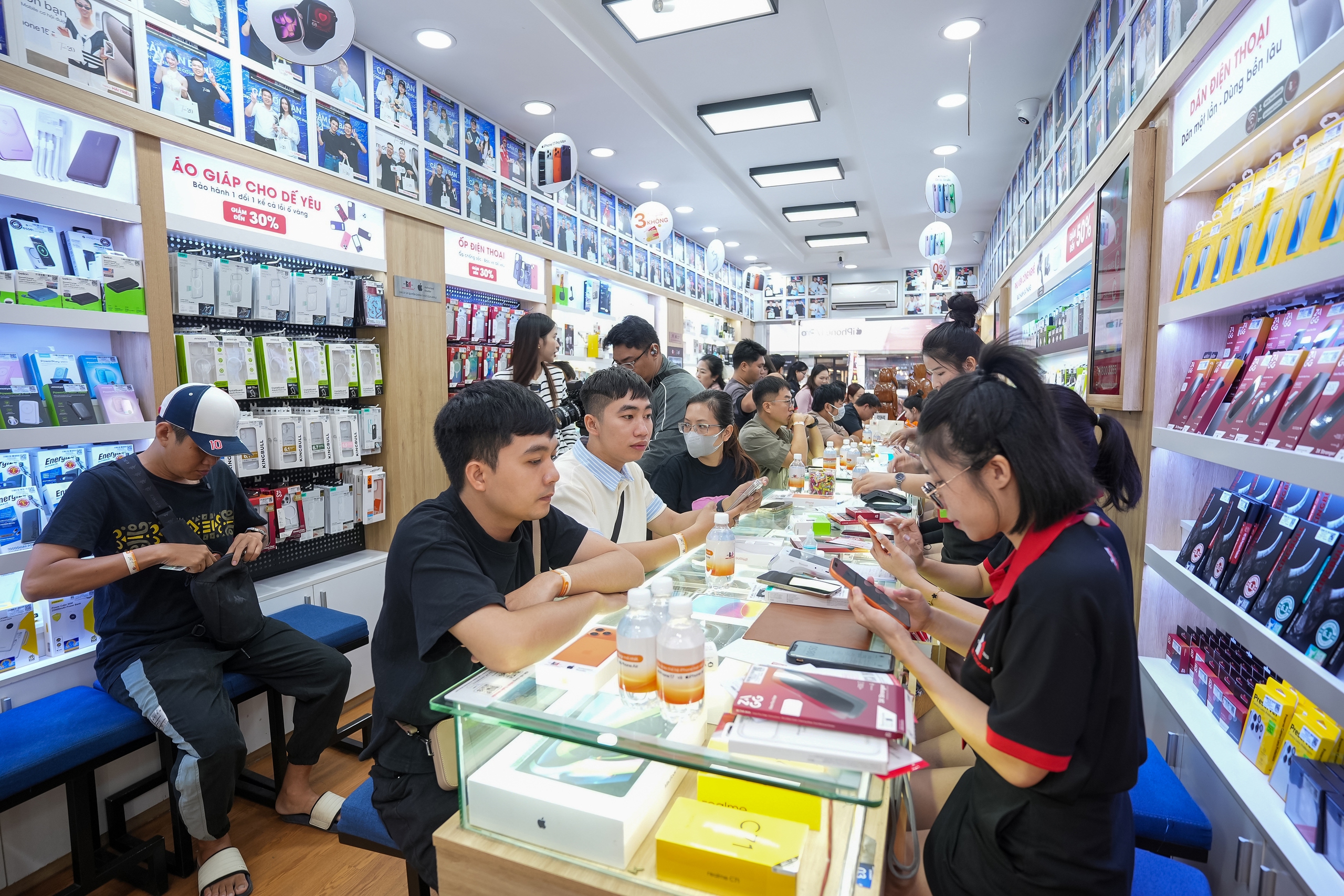VIDEO "Đập hộp" iPhone 17 Promax tại TP HCM: Người dân chọn mua vì gì? - Ảnh 10.