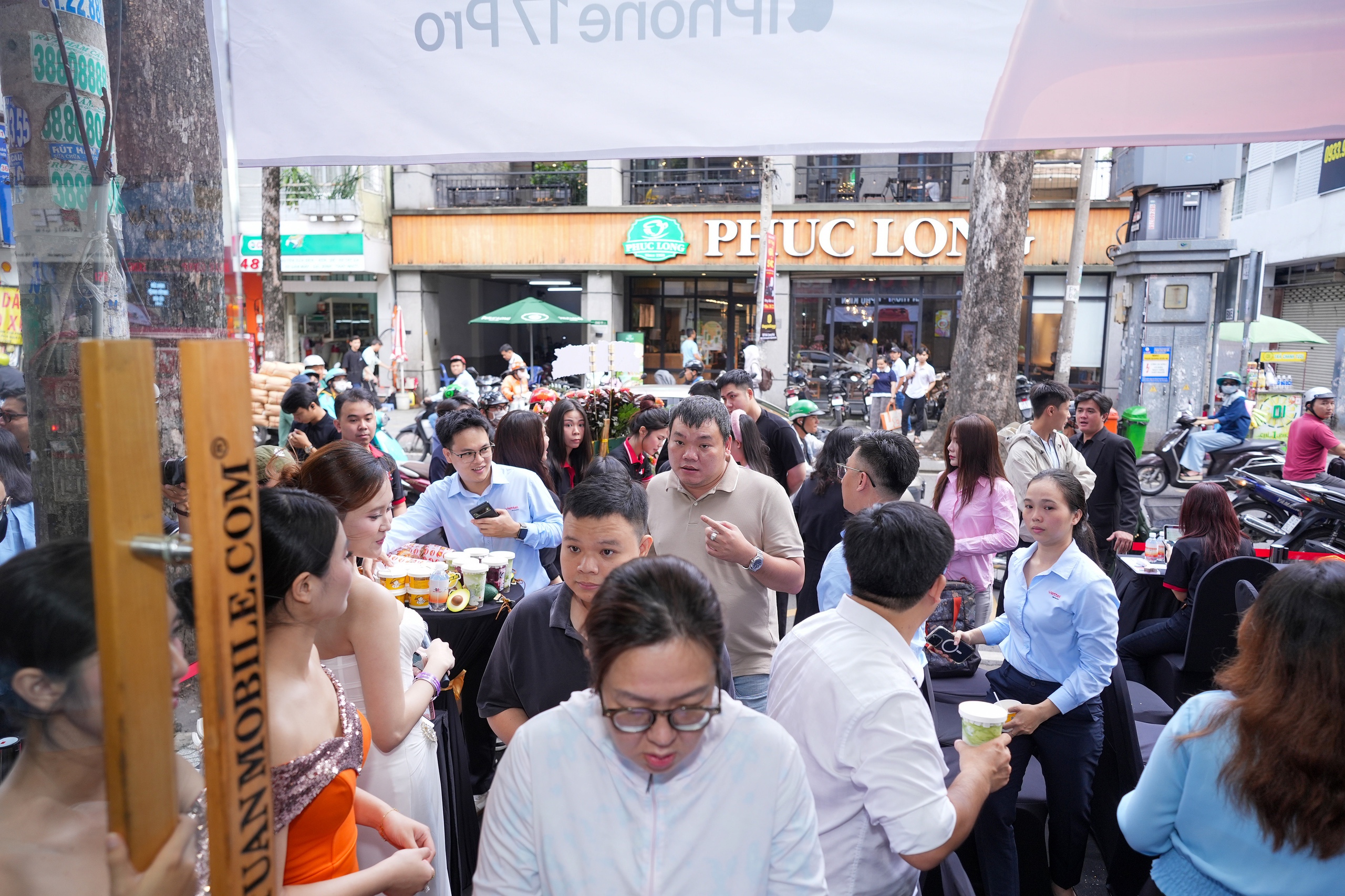 VIDEO "Đập hộp" iPhone 17 Promax tại TP HCM: Người dân chọn mua vì gì? - Ảnh 17.