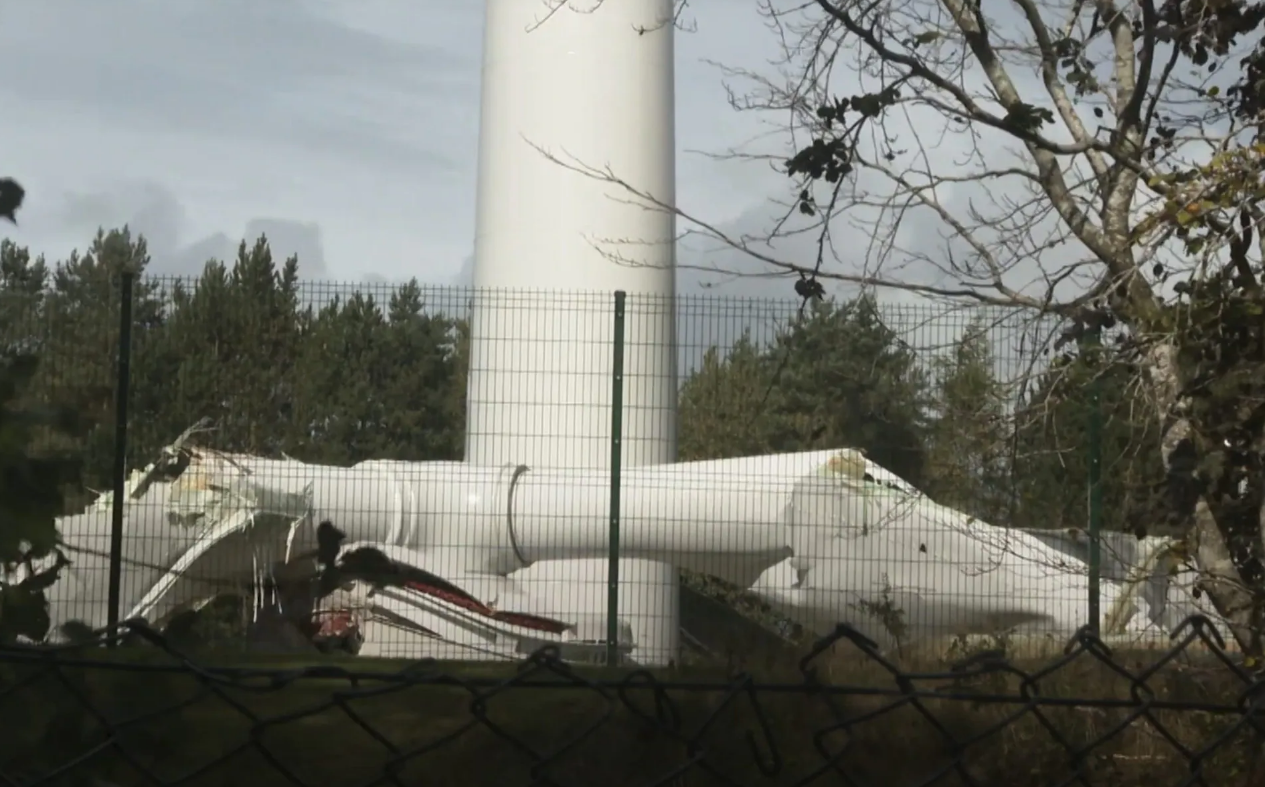 Sự cố khiến cả 3 cánh turbine điện gió cùng “rụng” - Ảnh 1.