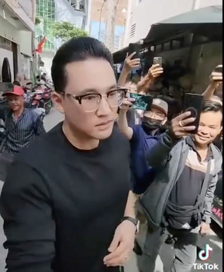 Bị TikToker chĩa máy vào mặt quay phim, kiện được không?- Ảnh 1. Bị TikToker chĩa máy vào mặt quay phim, kiện được không?- Ảnh 1.