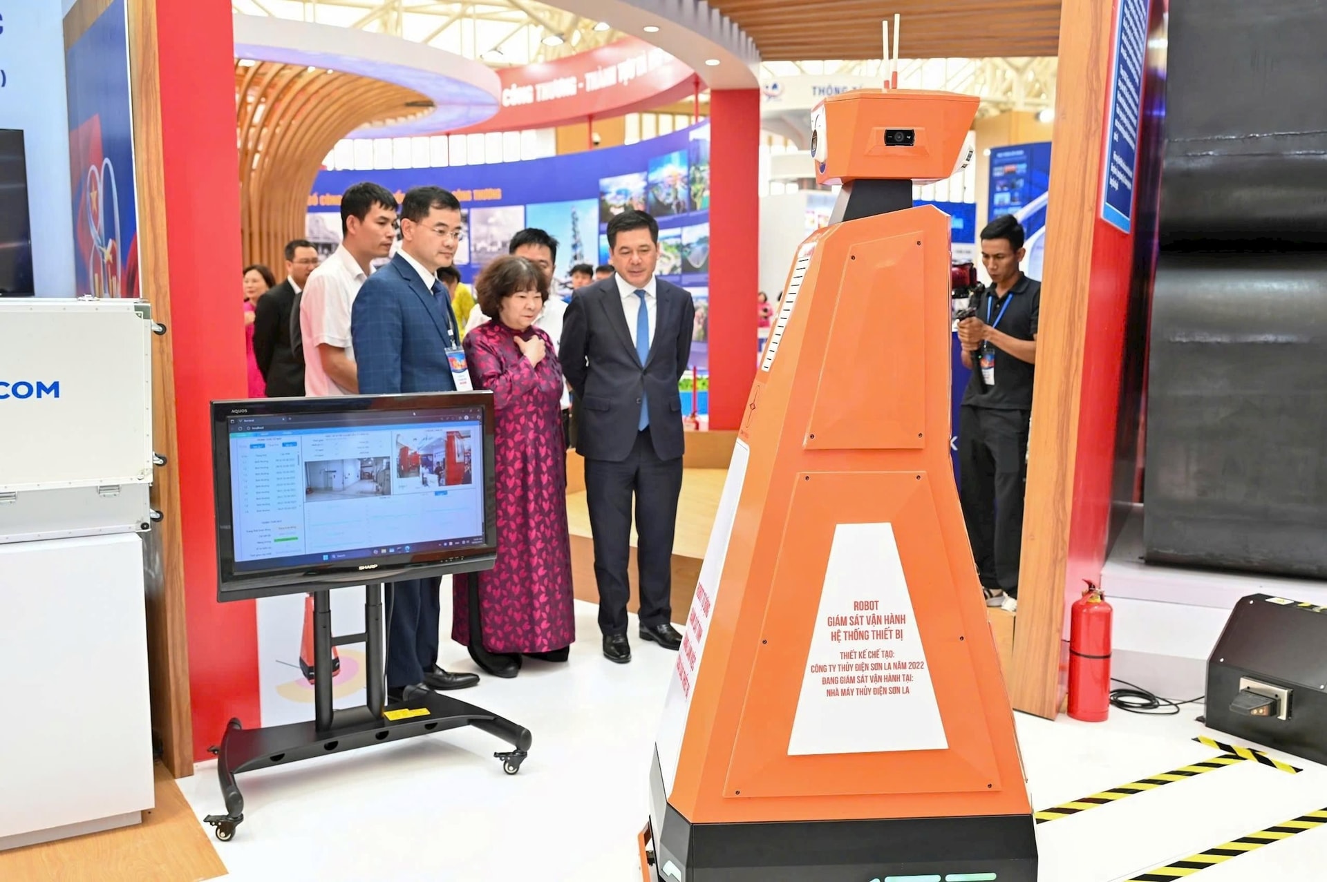 Lần đầu tiên xuất hiện robot do Nhà máy thủy điện lớn nhất Đông Nam Á của Việt Nam tự chế tạo, đang phát triển robot dạng chó, robot hình người- Ảnh 1.