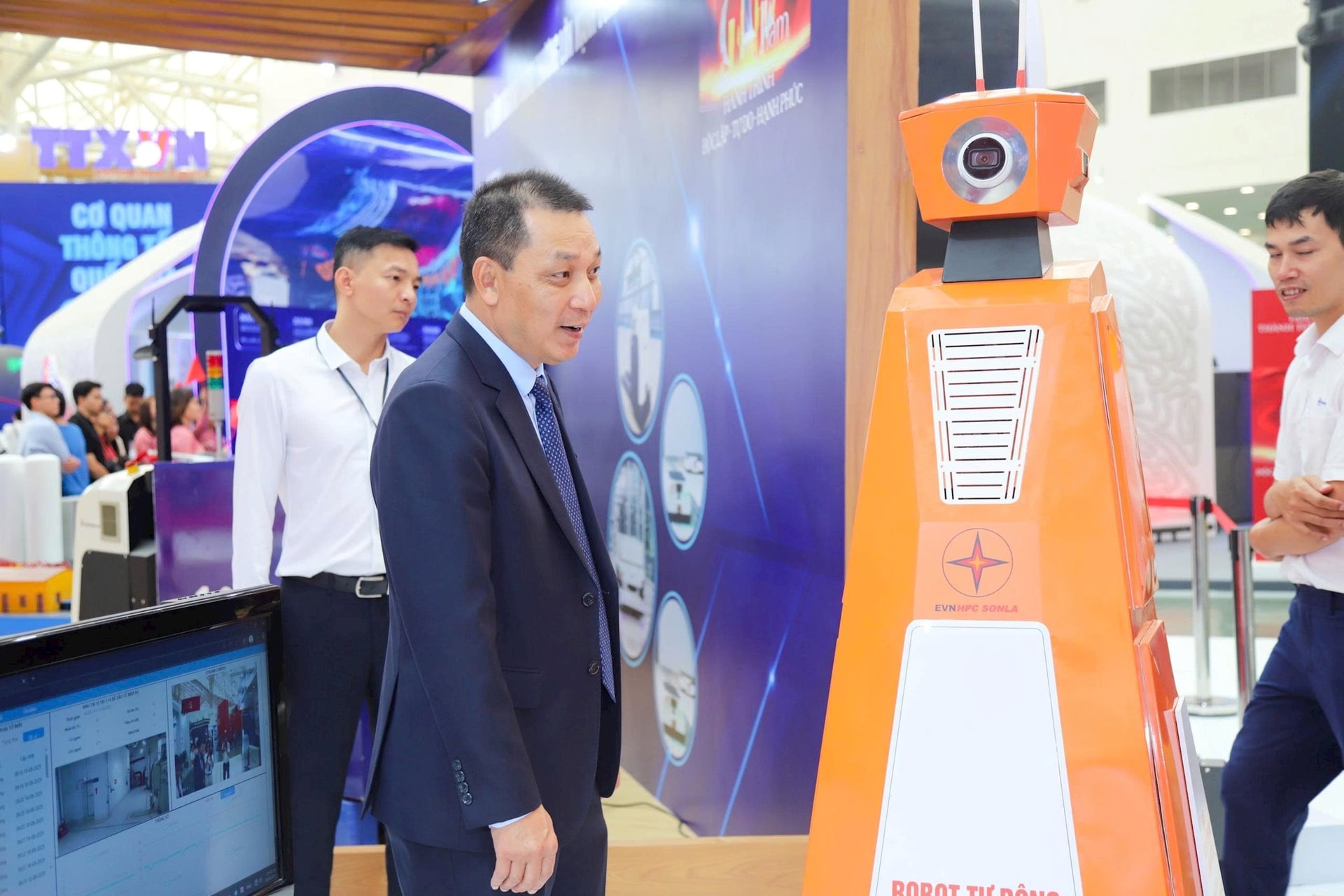 Lần đầu tiên xuất hiện robot do Nhà máy thủy điện lớn nhất Đông Nam Á của Việt Nam tự chế tạo, đang phát triển robot dạng chó, robot hình người- Ảnh 2.