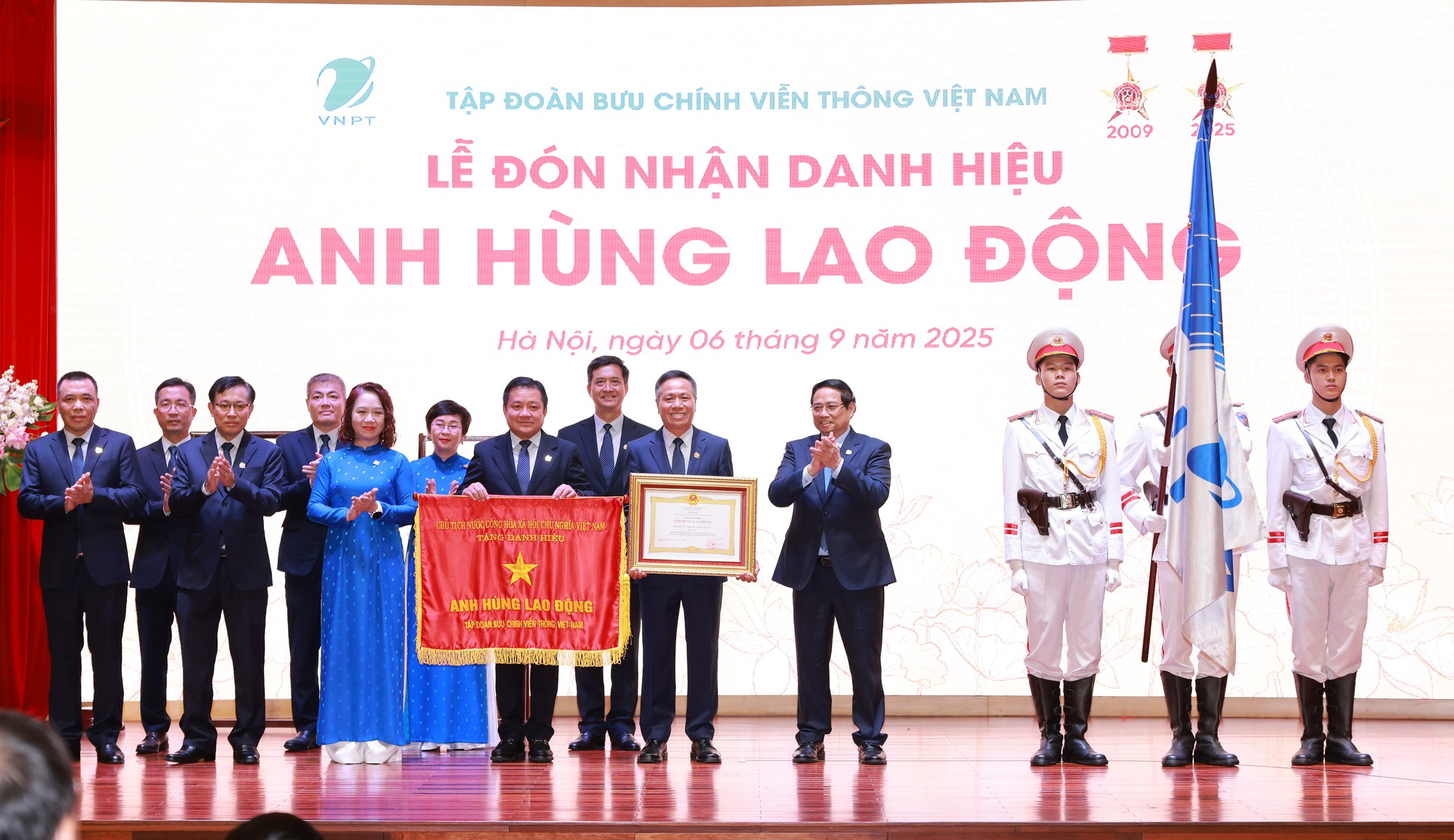 VNPT đón nhận danh hiệu anh hùng lao động: Dấu ấn đổi mới – tiên phong - sáng tạo- Ảnh 1. VNPT đón nhận danh hiệu anh hùng lao động: Dấu ấn đổi mới – tiên phong - sáng tạo- Ảnh 1.