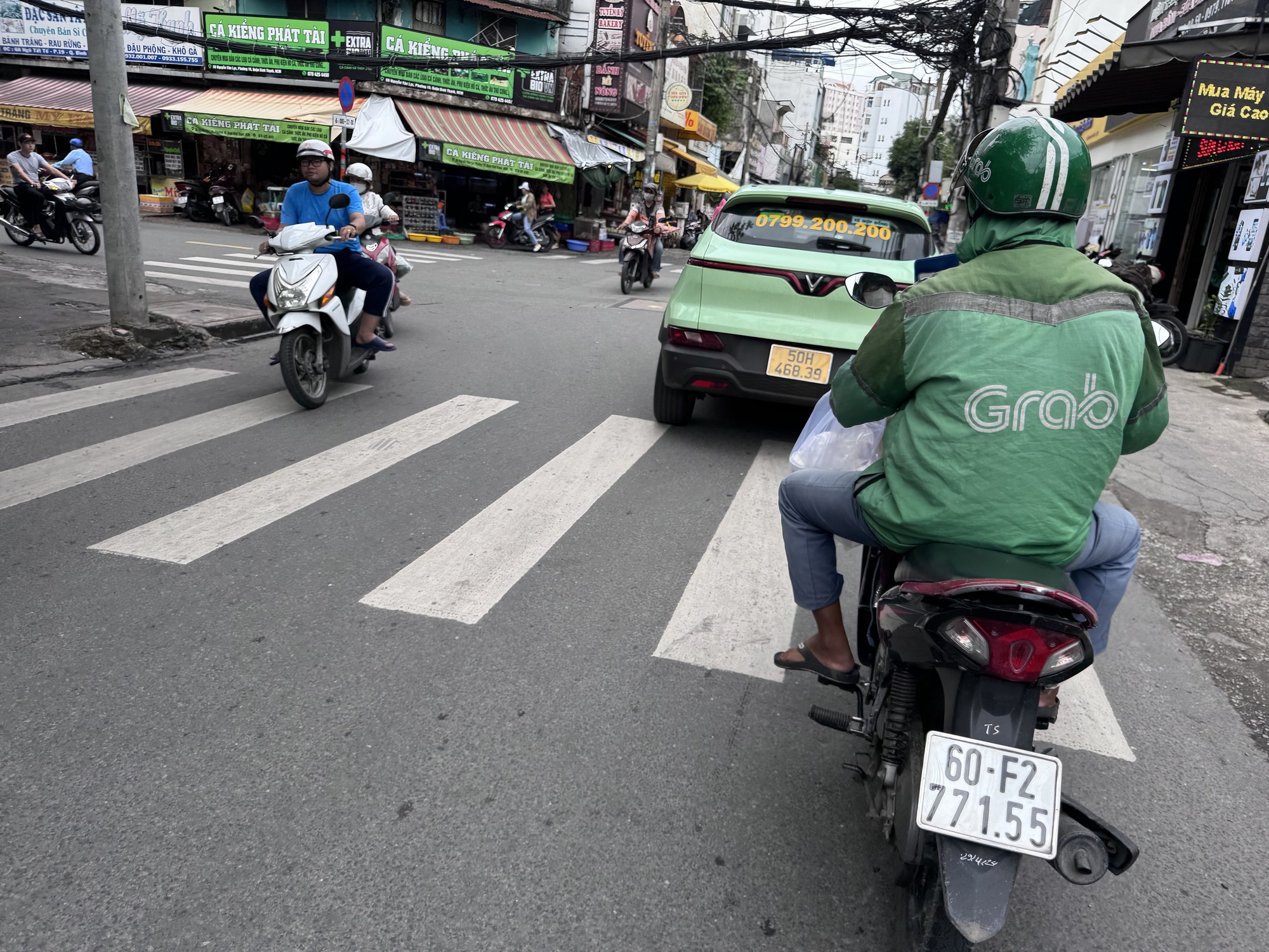 Chạy chục km chỉ nhận được hơn 20.000 đồng, nhiều tài xế Grab than khổ, muốn bỏ nghề- Ảnh 1.