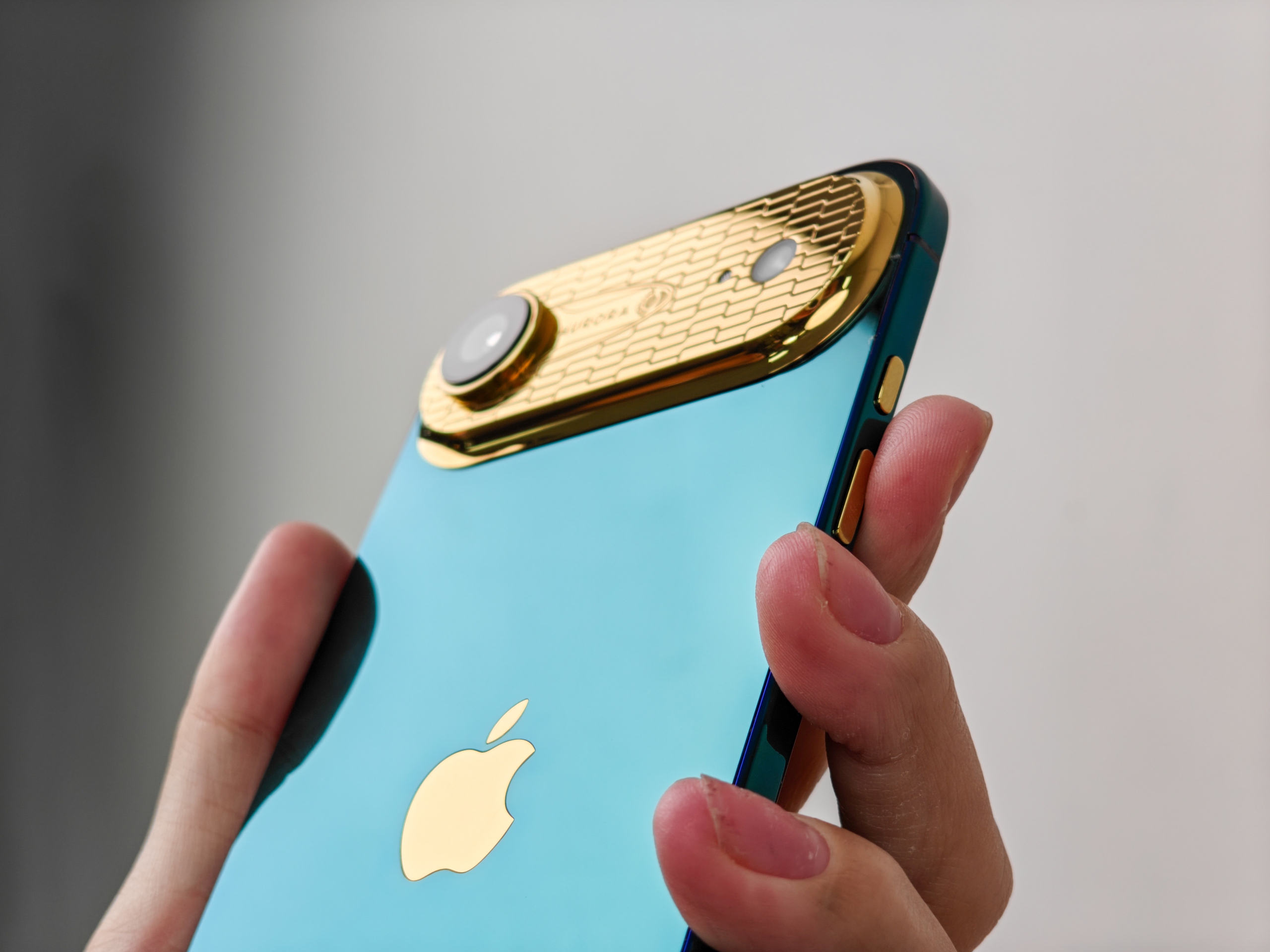 Trên tay chiếc iPhone Air mạ vàng 24K đầu tiên trên thế giới- Ảnh 1.