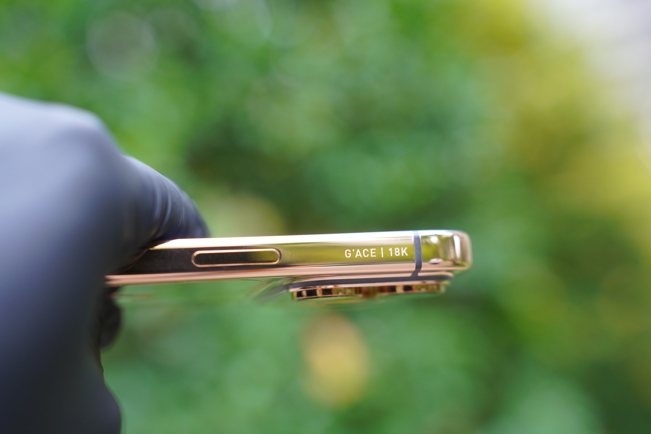 Cận cảnh iPhone 17 Pro Max mạ vàng đầu tiên thế giới do người Việt chế tác trong 33 giờ  - Ảnh 4.